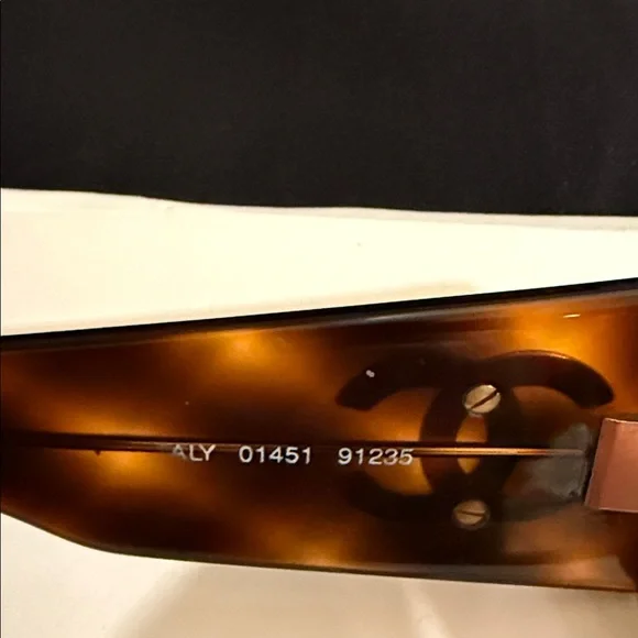 CHANEL Tortoise Shell Sunglasses - Picture 2 of 7